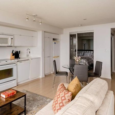 Stylish Downtown Lakeview Condo - One Free Parking โตรอนโต ภายนอก รูปภาพ