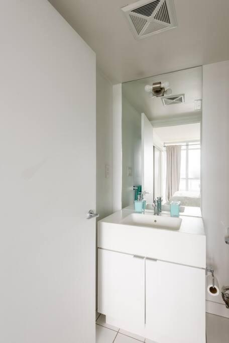 Stylish Downtown Lakeview Condo - One Free Parking โตรอนโต ภายนอก รูปภาพ