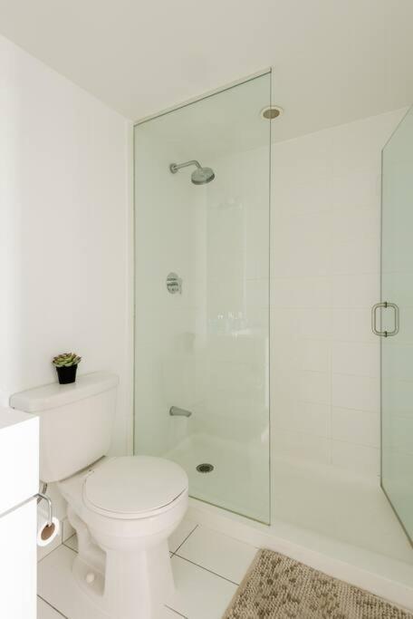 Stylish Downtown Lakeview Condo - One Free Parking โตรอนโต ภายนอก รูปภาพ