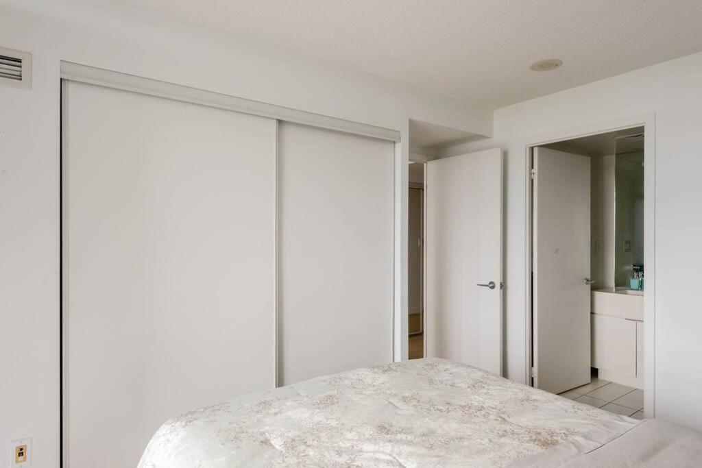 Stylish Downtown Lakeview Condo - One Free Parking โตรอนโต ภายนอก รูปภาพ