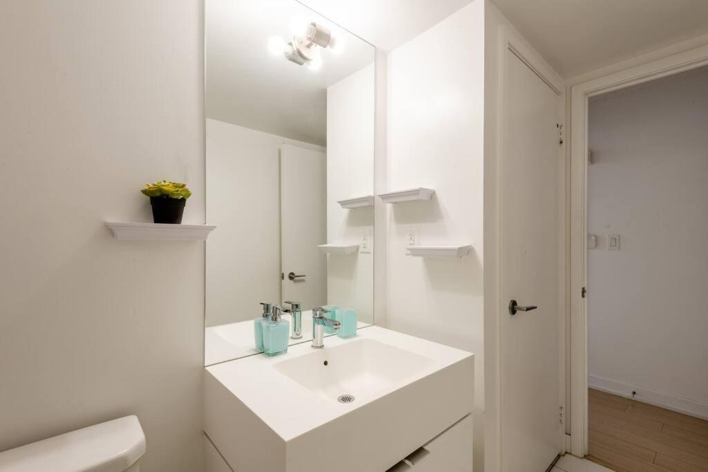 Stylish Downtown Lakeview Condo - One Free Parking โตรอนโต ภายนอก รูปภาพ