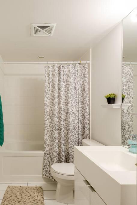 Stylish Downtown Lakeview Condo - One Free Parking โตรอนโต ภายนอก รูปภาพ