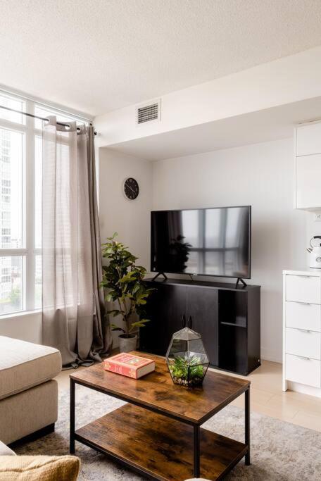 Stylish Downtown Lakeview Condo - One Free Parking โตรอนโต ภายนอก รูปภาพ