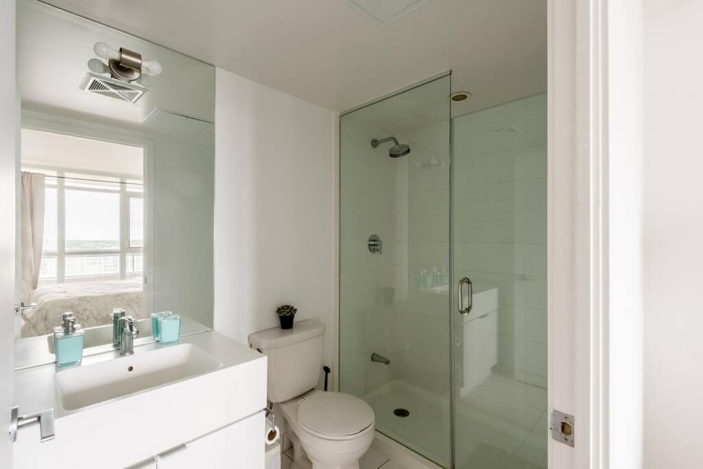 Stylish Downtown Lakeview Condo - One Free Parking โตรอนโต ภายนอก รูปภาพ