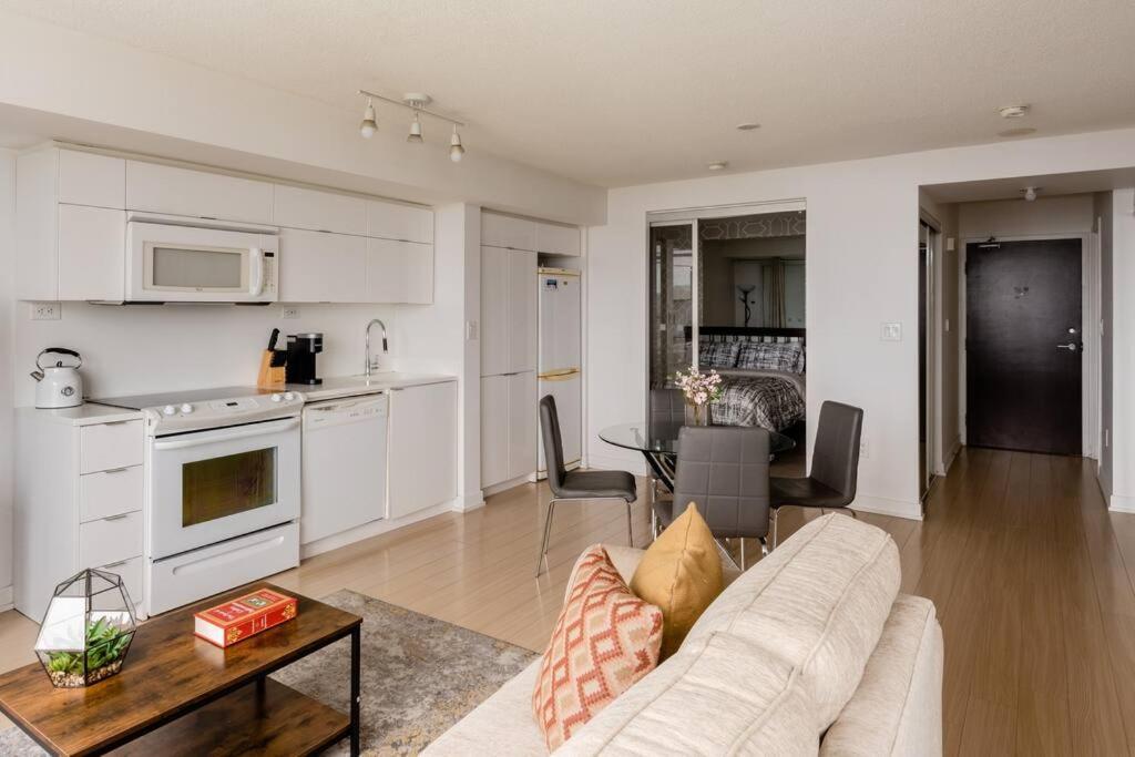 Stylish Downtown Lakeview Condo - One Free Parking โตรอนโต ภายนอก รูปภาพ