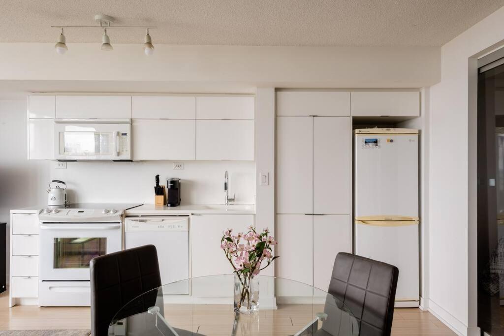 Stylish Downtown Lakeview Condo - One Free Parking โตรอนโต ภายนอก รูปภาพ
