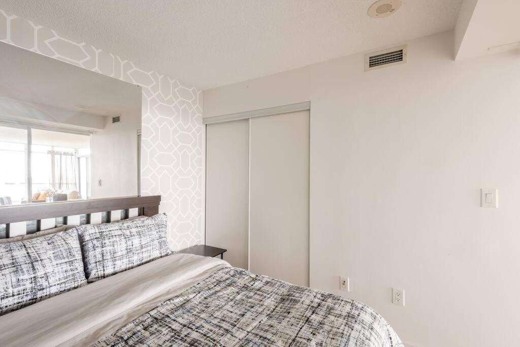 Stylish Downtown Lakeview Condo - One Free Parking โตรอนโต ภายนอก รูปภาพ