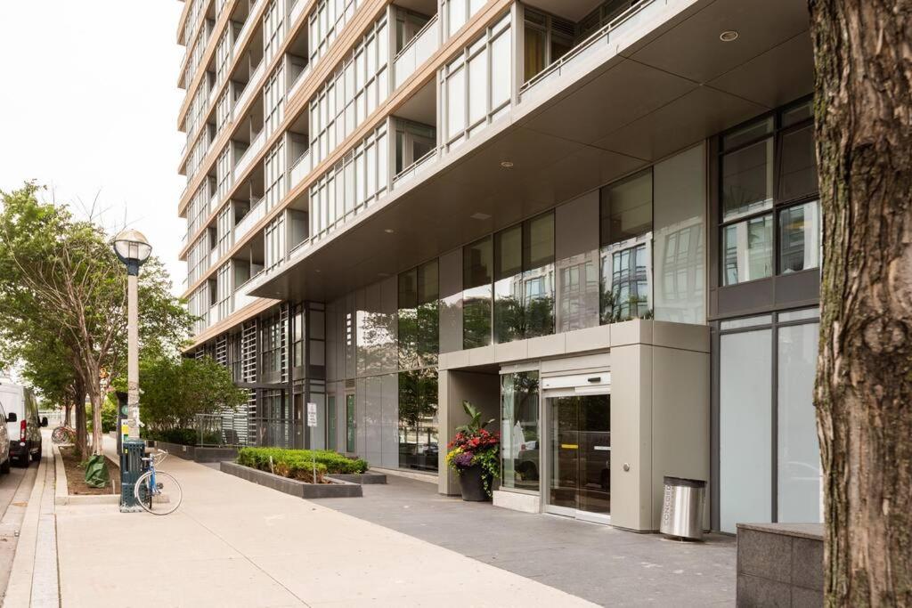 Stylish Downtown Lakeview Condo - One Free Parking โตรอนโต ภายนอก รูปภาพ