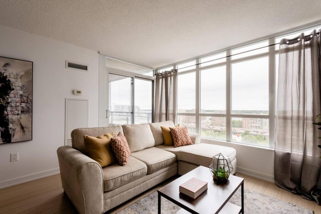 Stylish Downtown Lakeview Condo - One Free Parking โตรอนโต ภายนอก รูปภาพ