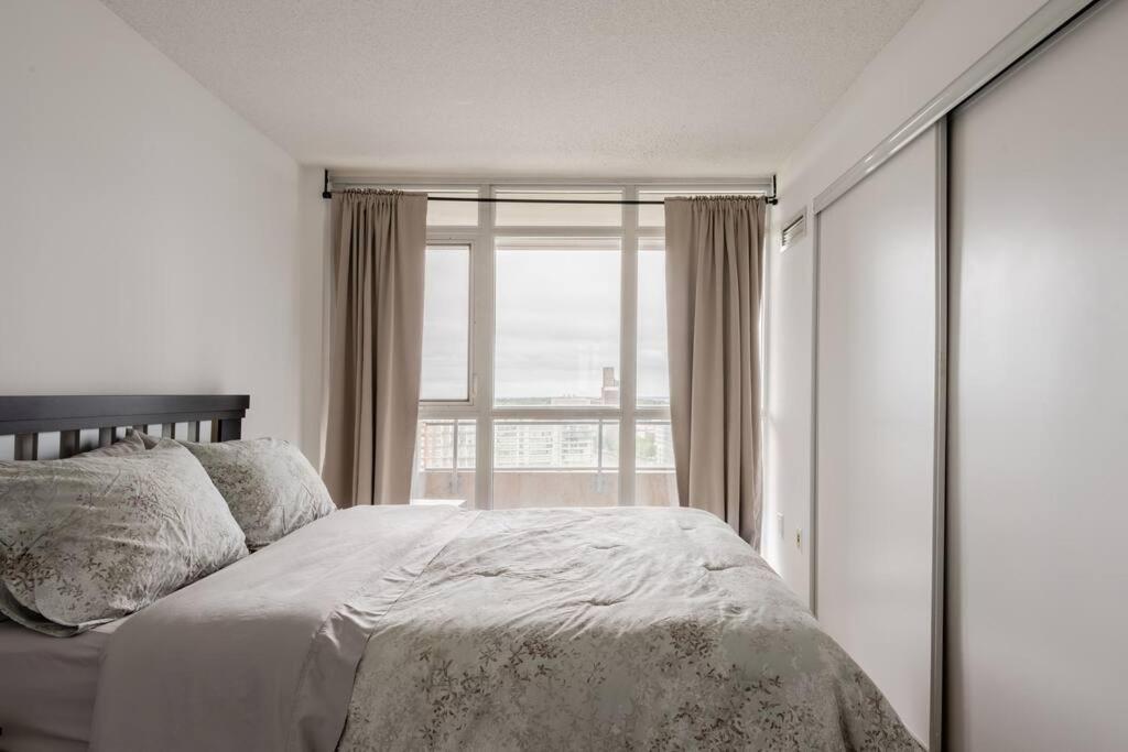 Stylish Downtown Lakeview Condo - One Free Parking โตรอนโต ภายนอก รูปภาพ