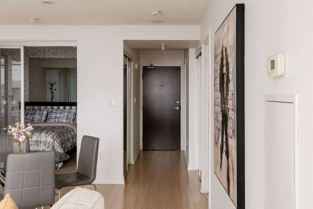 Stylish Downtown Lakeview Condo - One Free Parking โตรอนโต ภายนอก รูปภาพ