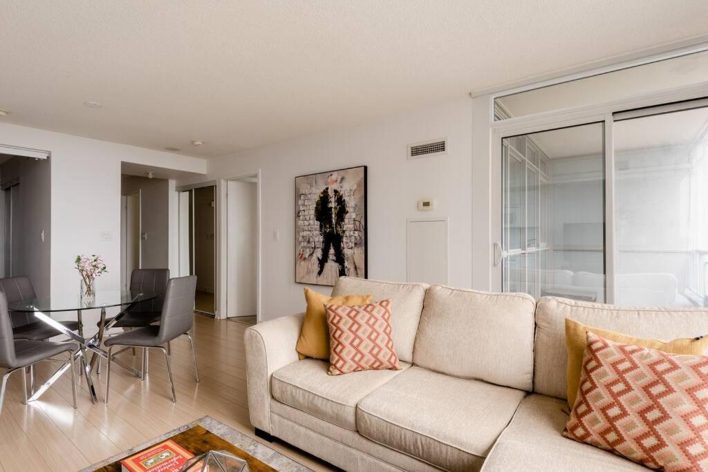 Stylish Downtown Lakeview Condo - One Free Parking โตรอนโต ภายนอก รูปภาพ