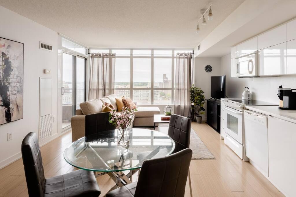 Stylish Downtown Lakeview Condo - One Free Parking โตรอนโต ภายนอก รูปภาพ