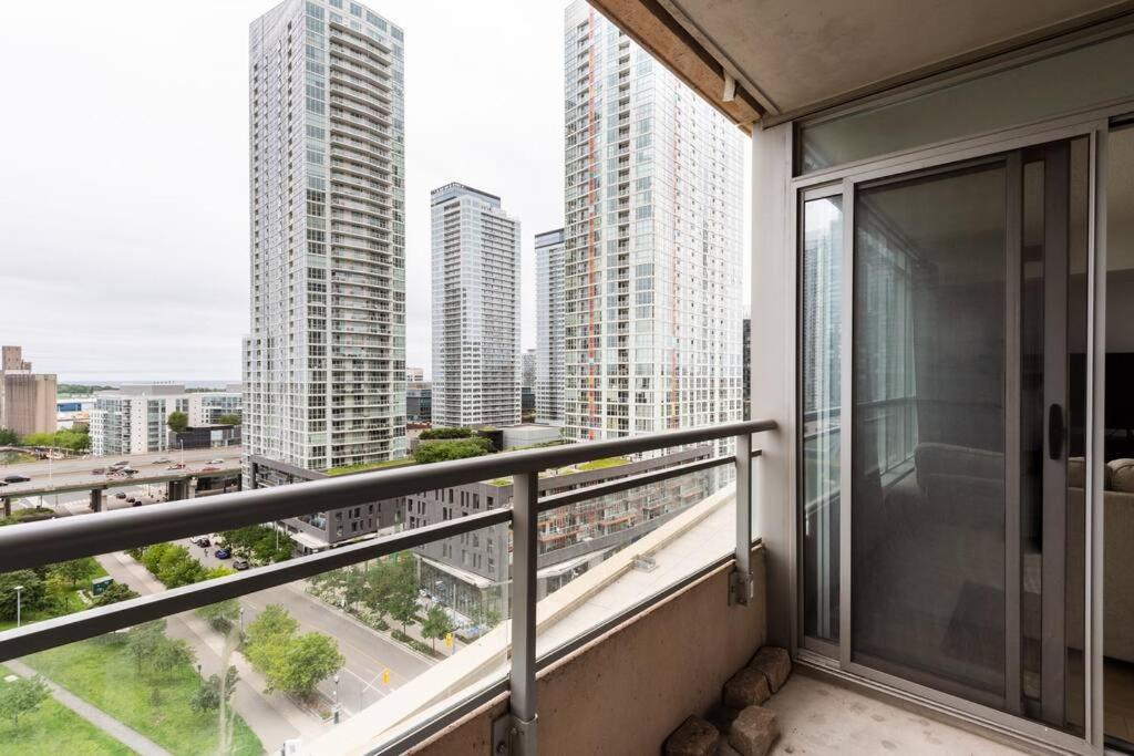 Stylish Downtown Lakeview Condo - One Free Parking โตรอนโต ภายนอก รูปภาพ