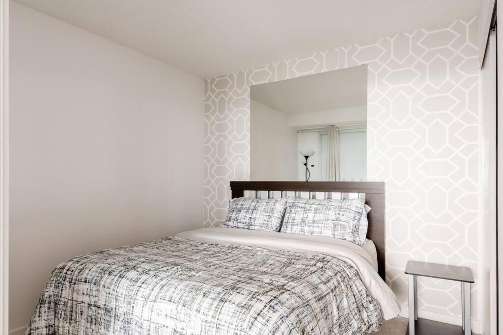 Stylish Downtown Lakeview Condo - One Free Parking โตรอนโต ภายนอก รูปภาพ