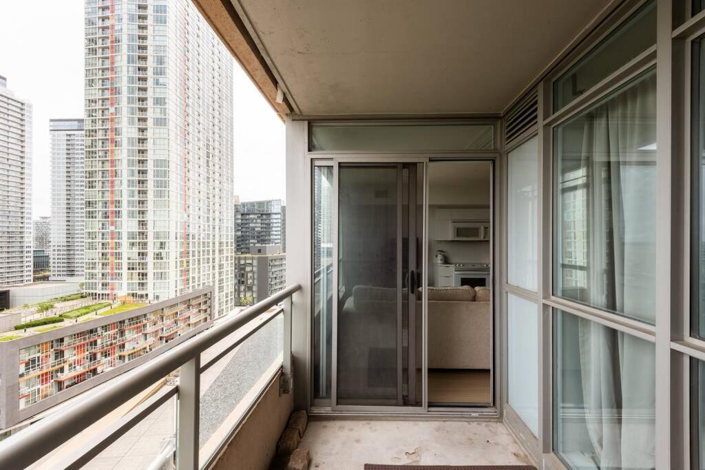 Stylish Downtown Lakeview Condo - One Free Parking โตรอนโต ภายนอก รูปภาพ