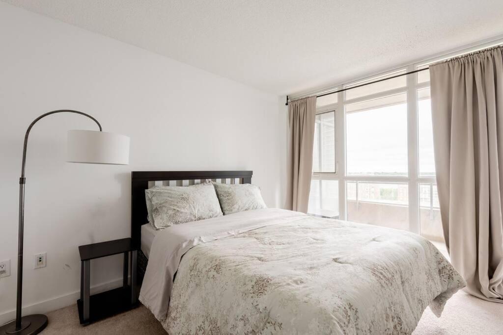 Stylish Downtown Lakeview Condo - One Free Parking โตรอนโต ภายนอก รูปภาพ