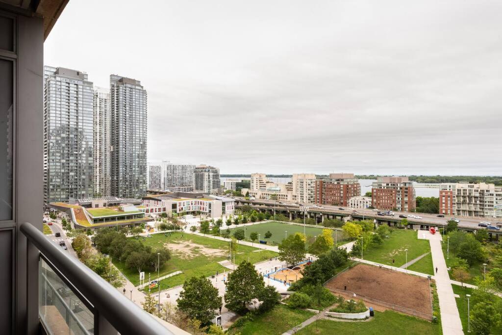 Stylish Downtown Lakeview Condo - One Free Parking โตรอนโต ภายนอก รูปภาพ